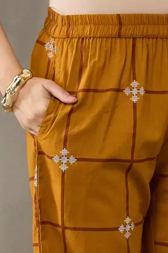 smart women printed regular cotton kurta with trousers