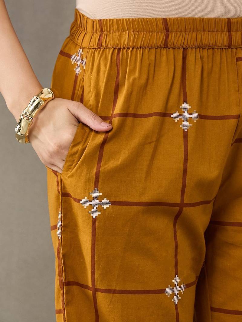 smart women printed regular cotton kurta with trousers