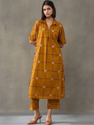 smart women printed regular cotton kurta with trousers 5