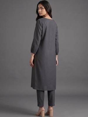 workwear women regular thread work kurta with trousers 3