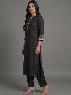 structured women ethnic motifs embroidered regular thread work kurta with trousers 2
