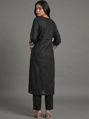 structured women ethnic motifs embroidered regular thread work kurta with trousers 3