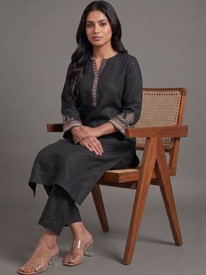 structured women ethnic motifs embroidered regular thread work kurta with trousers 4