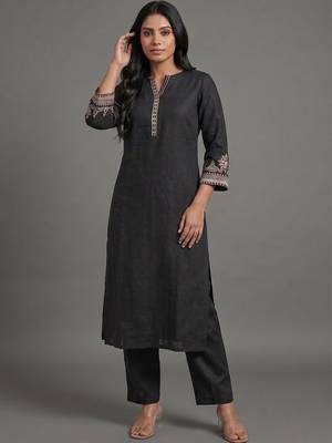 structured women ethnic motifs embroidered regular thread work kurta with trousers 5