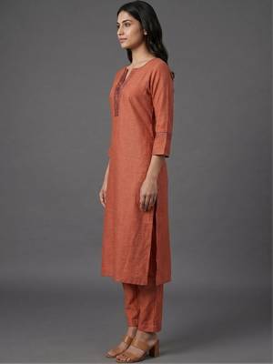 structured women ethnic motifs embroidered regular thread work kurta with trousers 2