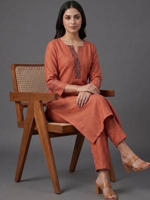 structured women ethnic motifs embroidered regular thread work kurta with trousers 4