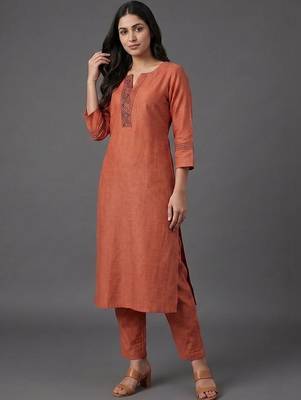 structured women ethnic motifs embroidered regular thread work kurta with trousers 5