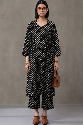 structured women printed regular kurta with trousers