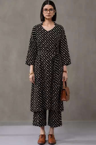 structured women printed regular kurta with trousers