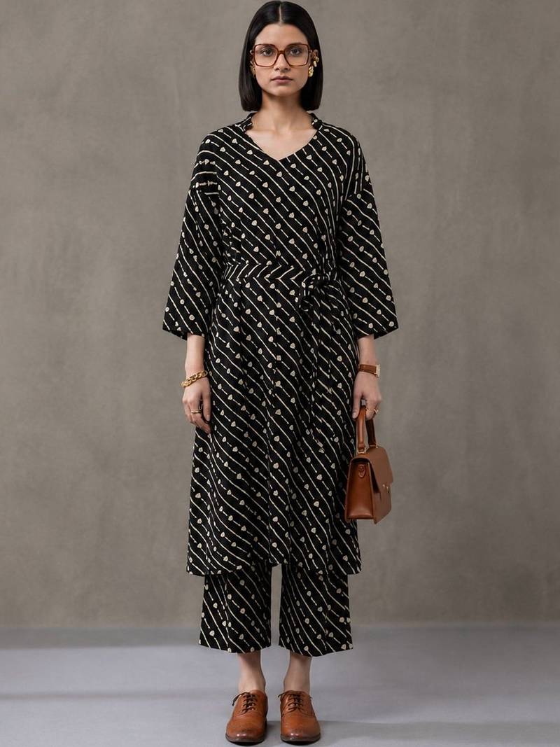 structured women printed regular kurta with trousers