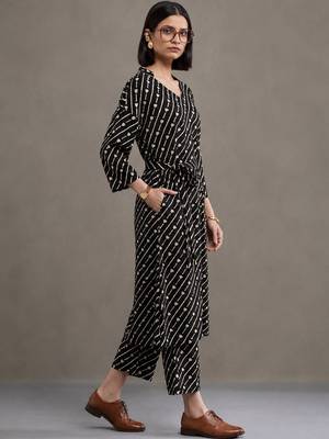 structured women printed regular kurta with trousers 2