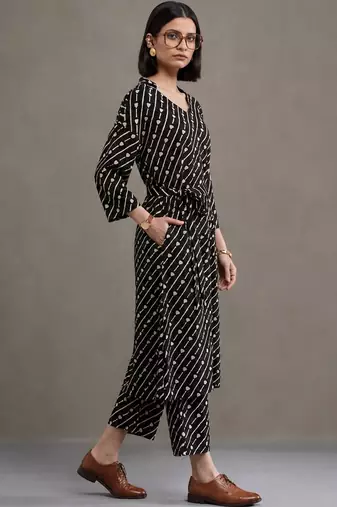 structured women printed regular kurta with trousers
