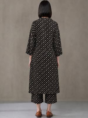 structured women printed regular kurta with trousers 3