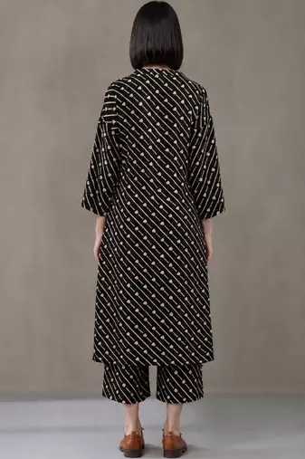 structured women printed regular kurta with trousers