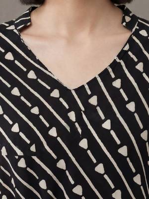 structured women printed regular kurta with trousers 4