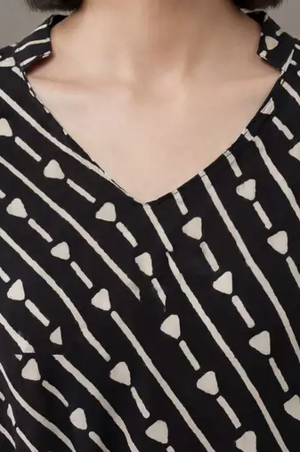structured women printed regular kurta with trousers