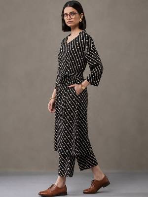 structured women printed regular kurta with trousers 5