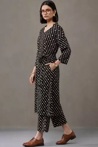 structured women printed regular kurta with trousers