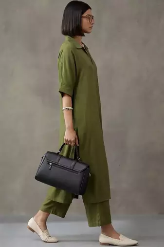 women regular kurta with trousers