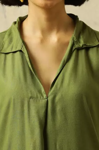 women regular kurta with trousers