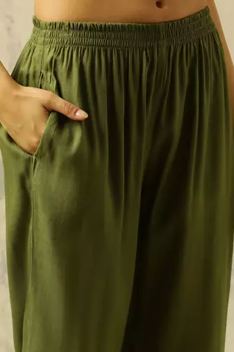 women regular kurta with trousers