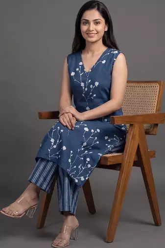 structured women floral printed regular kurta with palazzos
