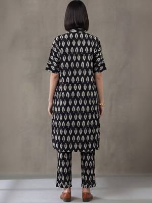 formal women ethnic motifs printed regular cotton kurta with trousers 2