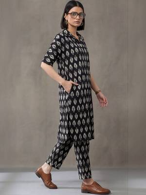 formal women ethnic motifs printed regular cotton kurta with trousers 3