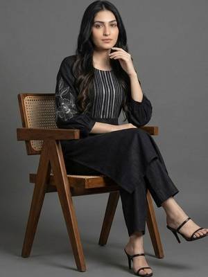 tailored women ethnic motifs embroidered regular thread work kurta with trousers 4