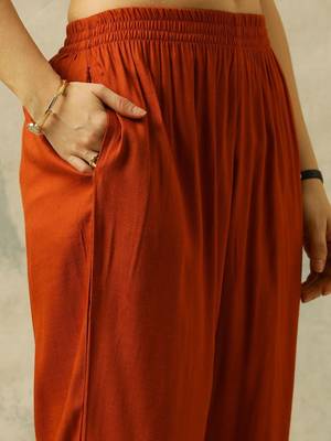 women regular kurta with trousers 5