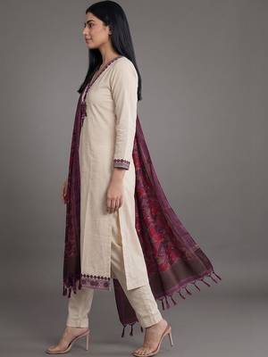 smart women floral embroidered regular thread work kurta with trousers & with dupatta 2