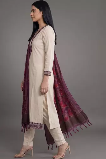 smart women floral embroidered regular thread work kurta with trousers & with dupatta