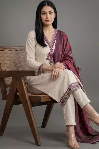 smart women floral embroidered regular thread work kurta with trousers & with dupatta