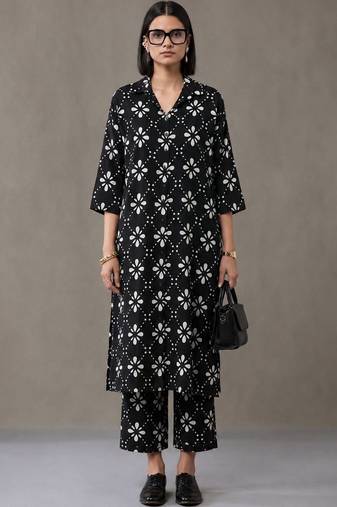 structured women floral printed regular kurta with trousers