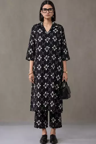 structured women floral printed regular kurta with trousers