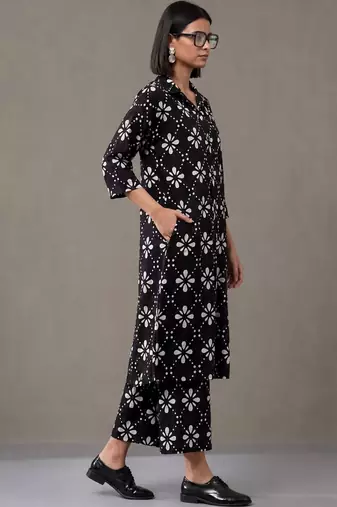 structured women floral printed regular kurta with trousers