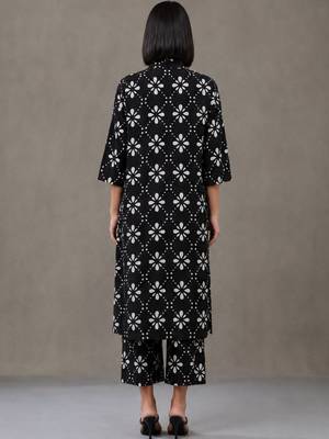 structured women floral printed regular kurta with trousers 3