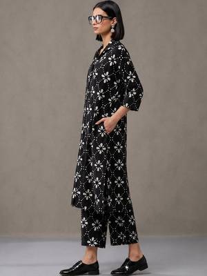 structured women floral printed regular kurta with trousers 4