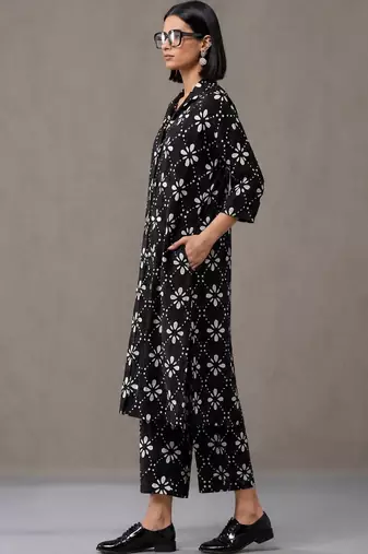 structured women floral printed regular kurta with trousers
