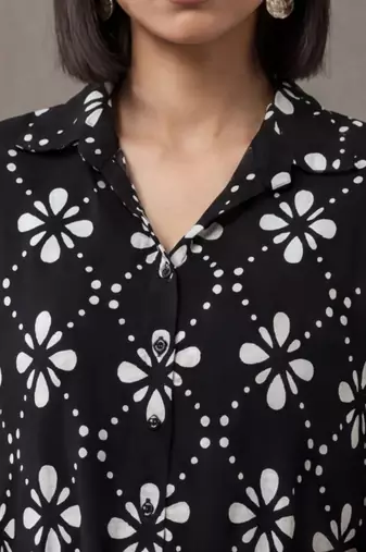 structured women floral printed regular kurta with trousers