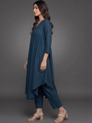 smart women empire silk crepe kurta with trousers 2