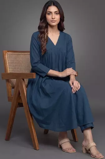 smart women empire silk crepe kurta with trousers