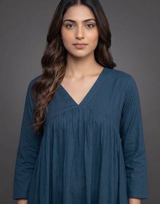 smart women empire silk crepe kurta with trousers 7