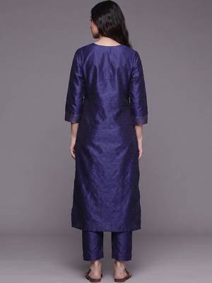 smart women regular thread work kurta with trousers & with dupatta 3
