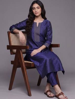 smart women regular thread work kurta with trousers & with dupatta 4