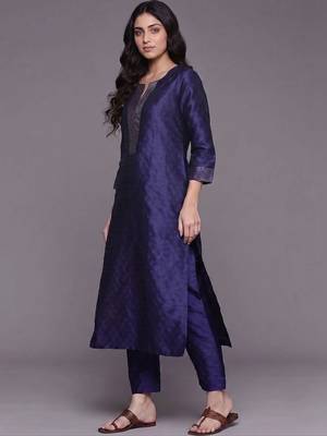 smart women regular thread work kurta with trousers & with dupatta 6