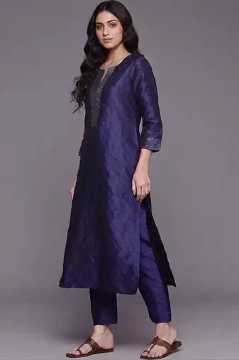 smart women regular thread work kurta with trousers & with dupatta