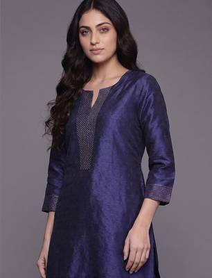 smart women regular thread work kurta with trousers & with dupatta 7