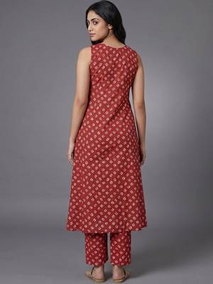 tailored women printed regular kurta with trousers 3