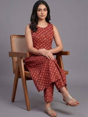 tailored women printed regular kurta with trousers 4